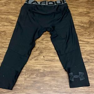 Youth size boys, under armor, three-quarter length compression pants.Heatgear.
